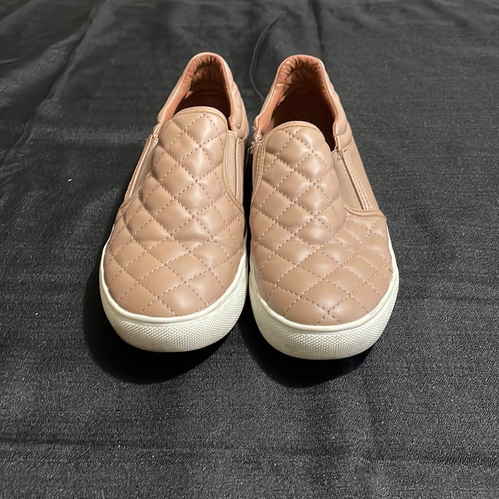 Steve Madden tenis shoes. elastic on both sides very good condition